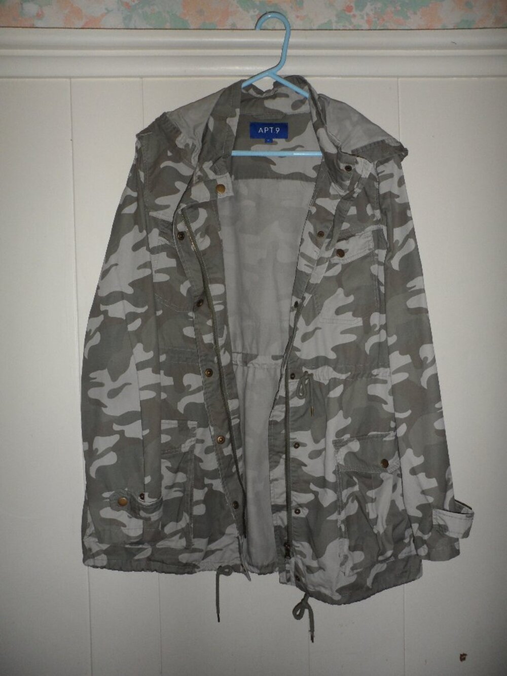 APT.9 Women's camouflage hooded utility jacket. XL Discontinued .